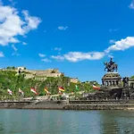 Leopold Mit Burgblick An Der Mosel * Burgen (Mayen-Koblenz)
