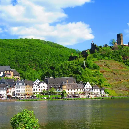 Apartment Leopold Mit Burgblick An Der Mosel