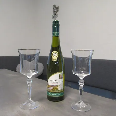 Leopold Mit Burgblick An Der Mosel * Burgen (Mayen-Koblenz)