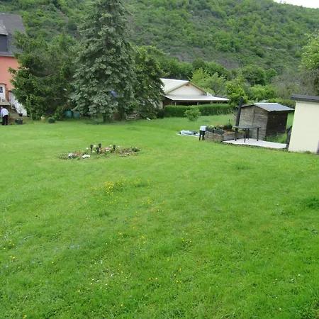 Leopold Mit Burgblick An Der Mosel *