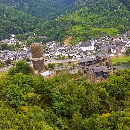 Leopold Mit Burgblick An Der Mosel Burgen (Mayen-Koblenz)