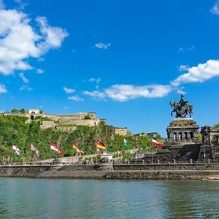 Leopold Mit Burgblick An Der Mosel * 布尔根
