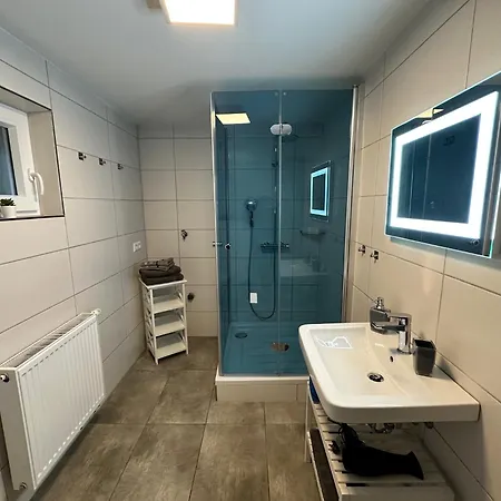 Leopold Mit Burgblick An Der Mosel *