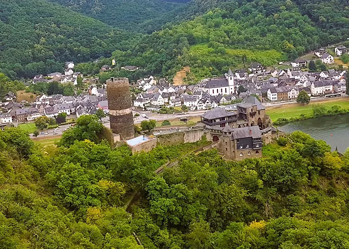 Leopold Mit Burgblick An Der Mosel Burgen (Mayen-Koblenz)