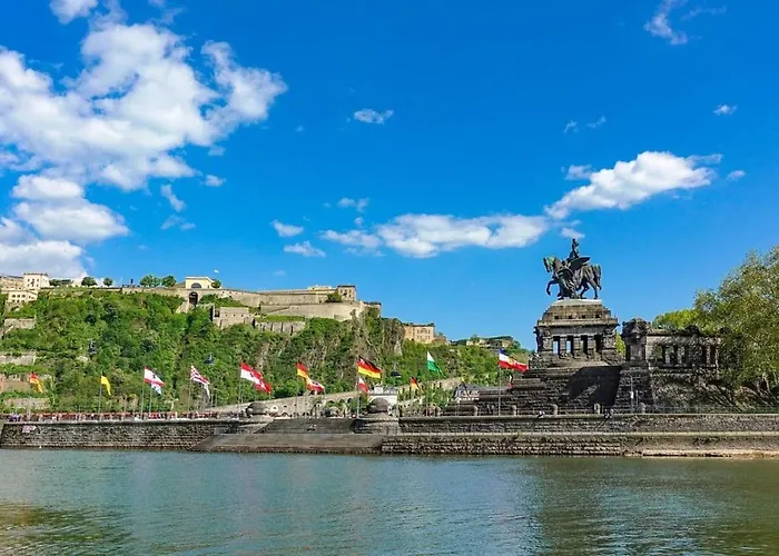 Leopold Mit Burgblick An Der Mosel * Burgen (Mayen-Koblenz)