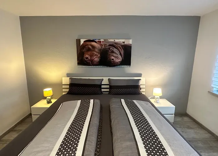 Leopold Mit Burgblick An Der Mosel *